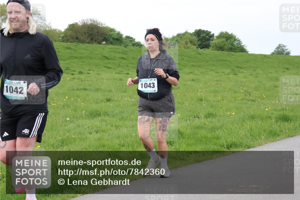 04.05.2025 - 8. Wedeler Halbmarathon Lena Gebhardt http://msf.ph/oto/7842360 04.05.2025 12:09:35 Laufen 1043, 1042 meine-sportfotos.de