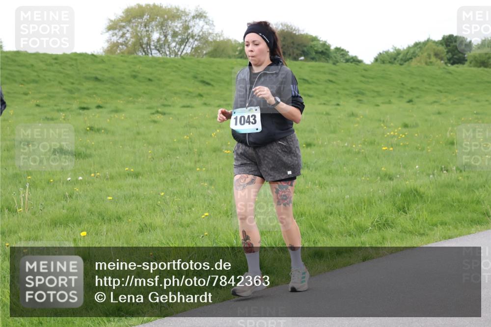 04.05.2025 - 8. Wedeler Halbmarathon Lena Gebhardt http://msf.ph/oto/7842363 04.05.2025 12:09:36 Laufen 1043 meine-sportfotos.de