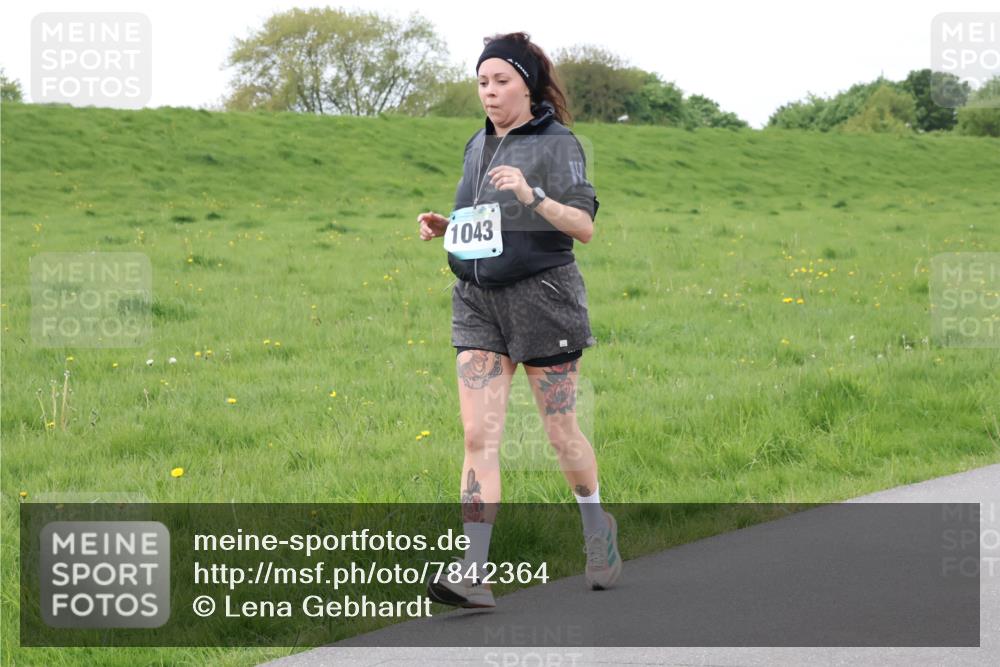 04.05.2025 - 8. Wedeler Halbmarathon Lena Gebhardt http://msf.ph/oto/7842364 04.05.2025 12:09:36 Laufen 1043 meine-sportfotos.de