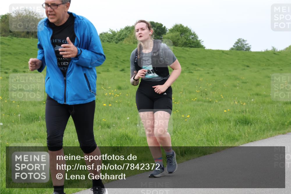 04.05.2025 - 8. Wedeler Halbmarathon Lena Gebhardt http://msf.ph/oto/7842372 04.05.2025 12:10:04 Laufen  meine-sportfotos.de