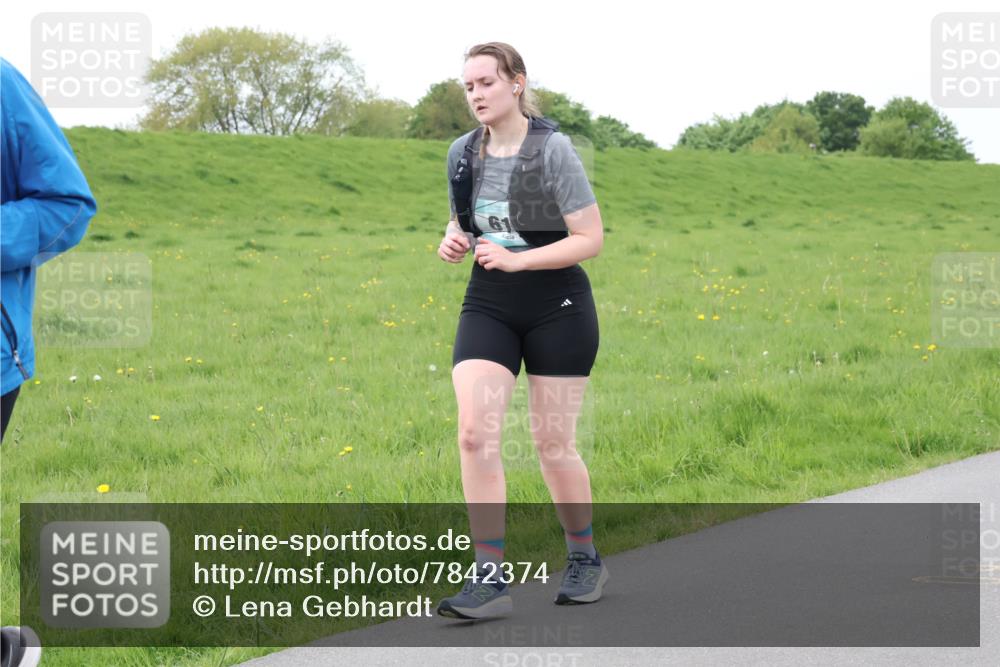 04.05.2025 - 8. Wedeler Halbmarathon Lena Gebhardt http://msf.ph/oto/7842374 04.05.2025 12:10:05 Laufen 61 meine-sportfotos.de