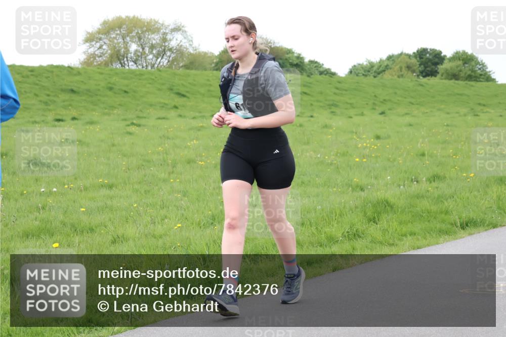 04.05.2025 - 8. Wedeler Halbmarathon Lena Gebhardt http://msf.ph/oto/7842376 04.05.2025 12:10:05 Laufen 61 meine-sportfotos.de