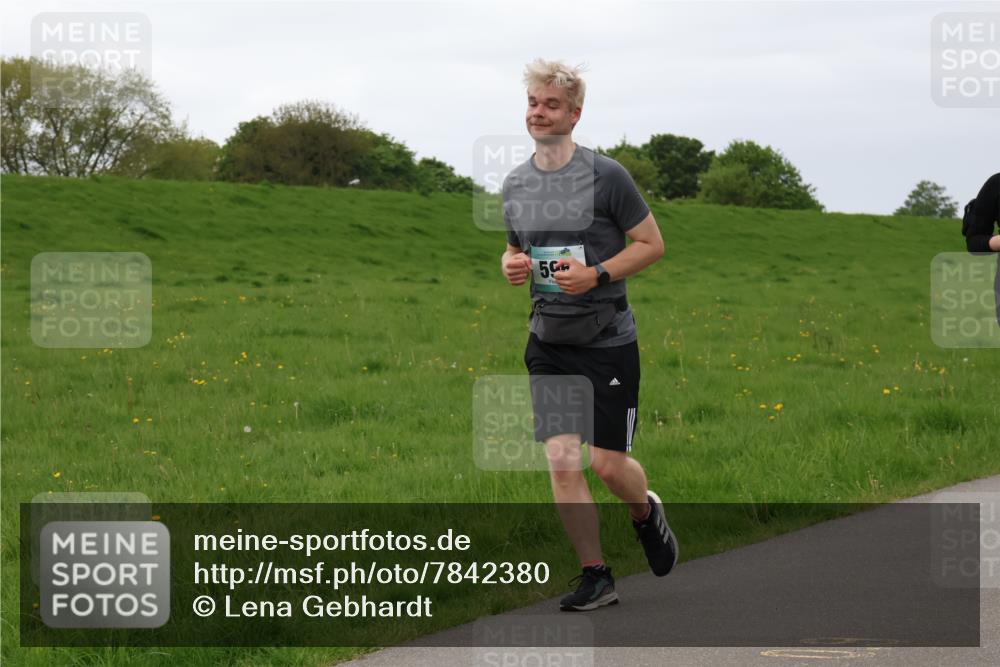 04.05.2025 - 8. Wedeler Halbmarathon Lena Gebhardt http://msf.ph/oto/7842380 04.05.2025 12:10:07 Laufen 56 meine-sportfotos.de