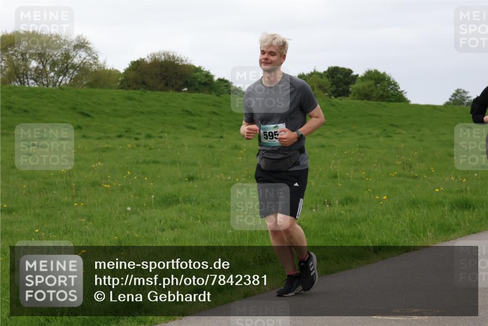 04.05.2025 - 8. Wedeler Halbmarathon Lena Gebhardt http://msf.ph/oto/7842381 04.05.2025 12:10:08 Laufen 595 meine-sportfotos.de