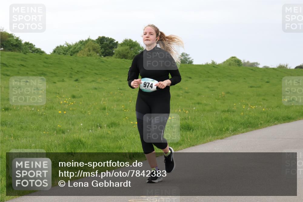 04.05.2025 - 8. Wedeler Halbmarathon Lena Gebhardt http://msf.ph/oto/7842383 04.05.2025 12:10:09 Laufen 974 meine-sportfotos.de