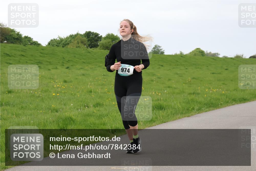 04.05.2025 - 8. Wedeler Halbmarathon Lena Gebhardt http://msf.ph/oto/7842384 04.05.2025 12:10:09 Laufen 974 meine-sportfotos.de