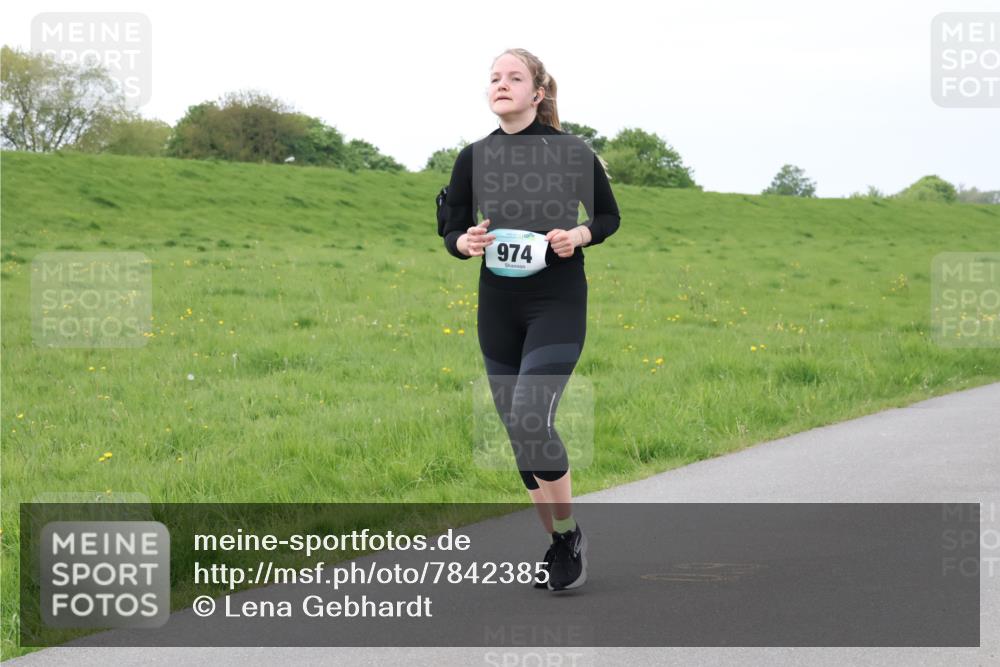 04.05.2025 - 8. Wedeler Halbmarathon Lena Gebhardt http://msf.ph/oto/7842385 04.05.2025 12:10:10 Laufen 974 meine-sportfotos.de