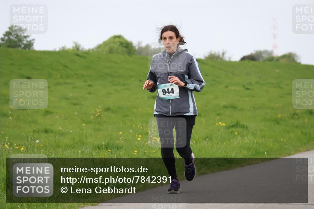 04.05.2025 - 8. Wedeler Halbmarathon Lena Gebhardt http://msf.ph/oto/7842391 04.05.2025 12:11:39 Laufen 944 meine-sportfotos.de