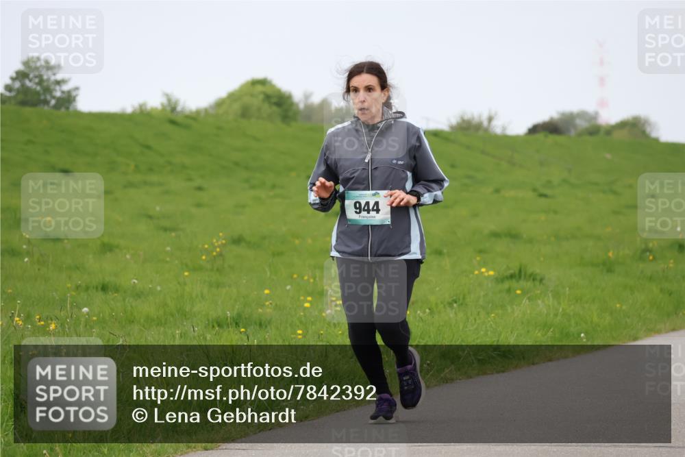 04.05.2025 - 8. Wedeler Halbmarathon Lena Gebhardt http://msf.ph/oto/7842392 04.05.2025 12:11:39 Laufen 944 meine-sportfotos.de