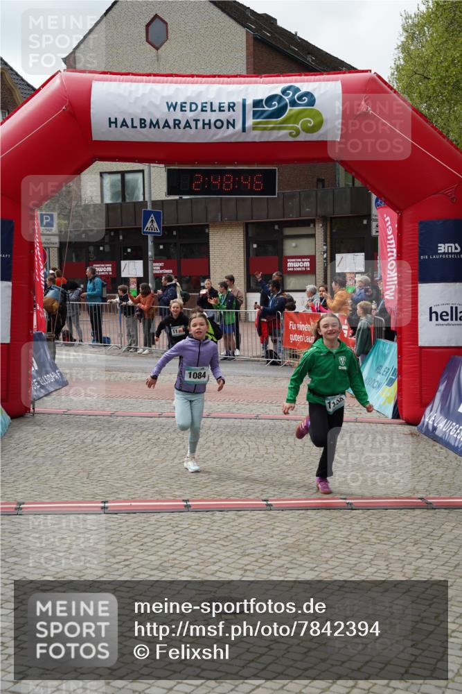 04.05.2025 - 8. Wedeler Halbmarathon Felixshl http://msf.ph/oto/7842394 04.05.2025 12:48:44 Ziel 1140, 1172, 1182, 1190 meine-sportfotos.de