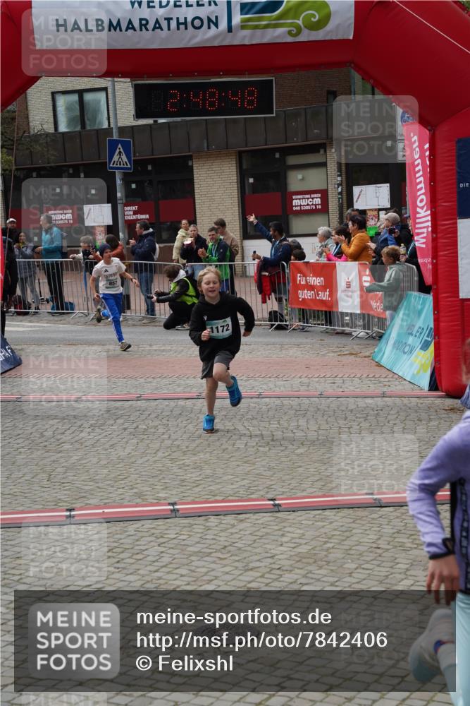 04.05.2025 - 8. Wedeler Halbmarathon Felixshl http://msf.ph/oto/7842406 04.05.2025 12:48:46 Ziel 857, 1172, 1182, 1190 meine-sportfotos.de