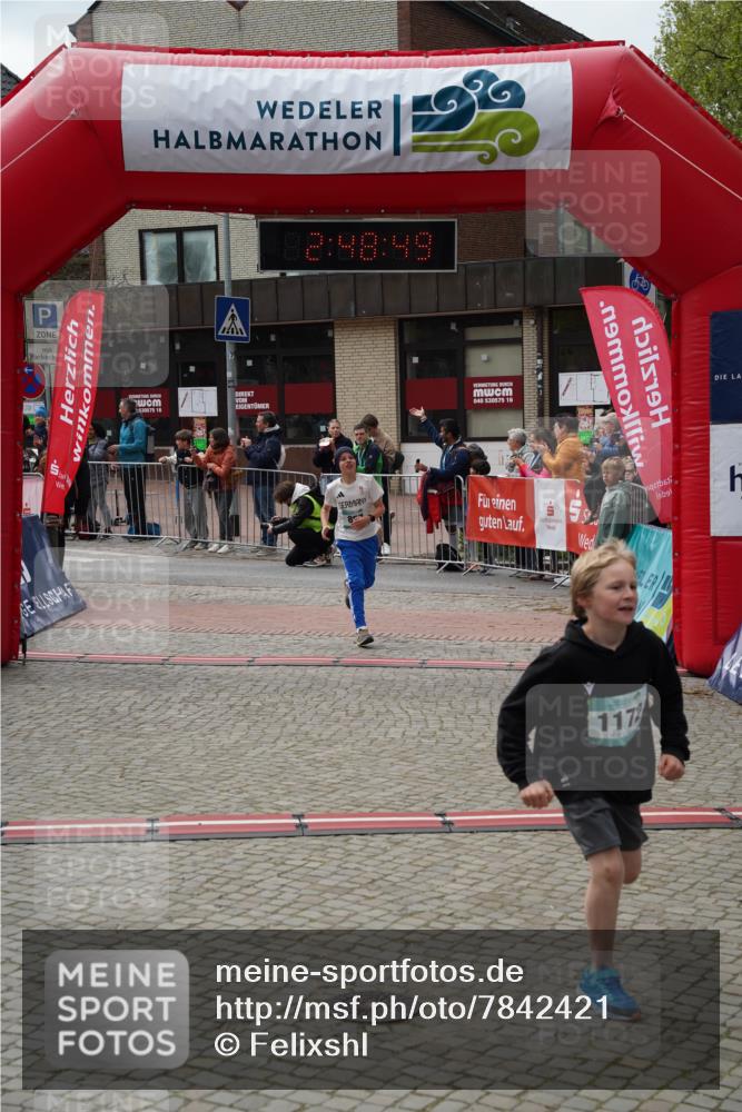 04.05.2025 - 8. Wedeler Halbmarathon Felixshl http://msf.ph/oto/7842421 04.05.2025 12:48:47 Ziel 42, 857, 1172, 1190 meine-sportfotos.de