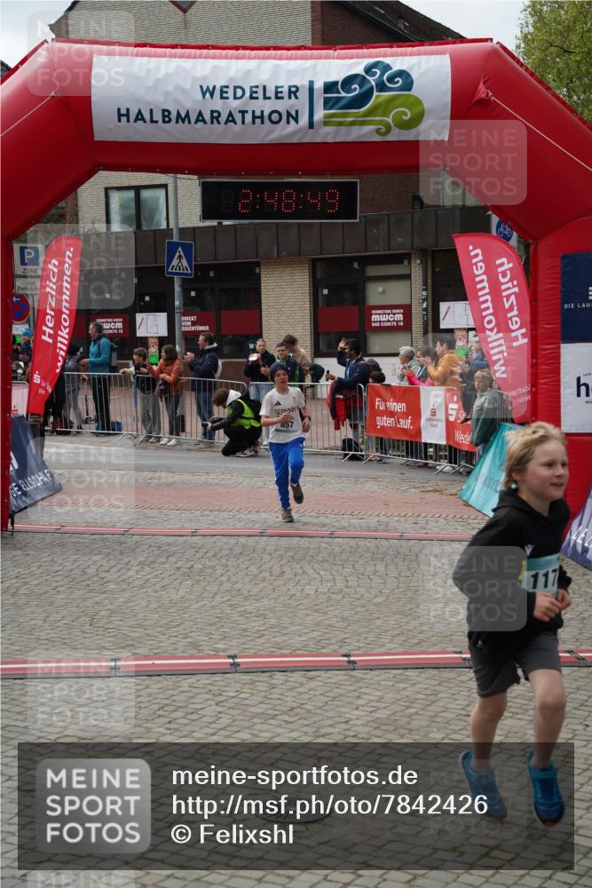 04.05.2025 - 8. Wedeler Halbmarathon Felixshl http://msf.ph/oto/7842426 04.05.2025 12:48:47 Ziel 42, 857, 1172, 1190 meine-sportfotos.de