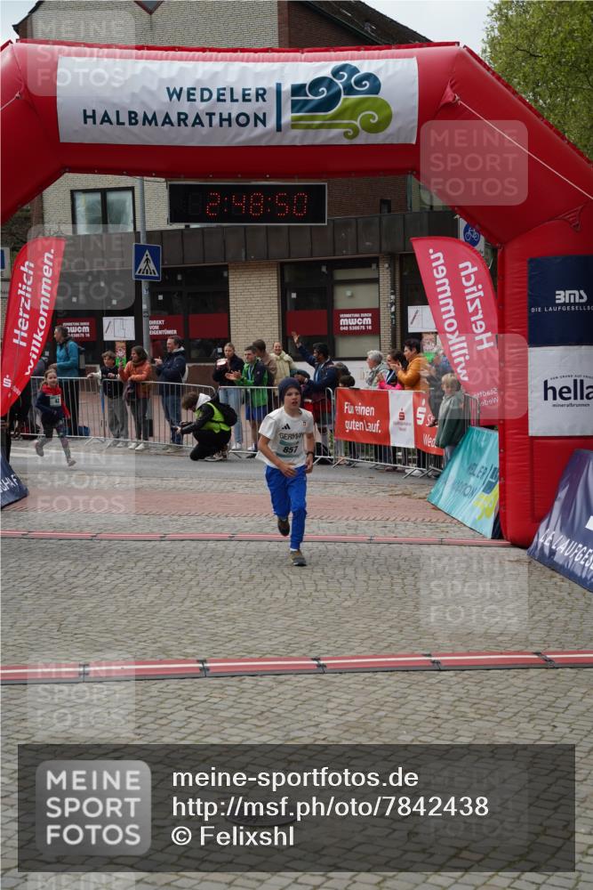 04.05.2025 - 8. Wedeler Halbmarathon Felixshl http://msf.ph/oto/7842438 04.05.2025 12:48:48 Ziel 42, 43, 857, 1061, 1172, 1190 meine-sportfotos.de