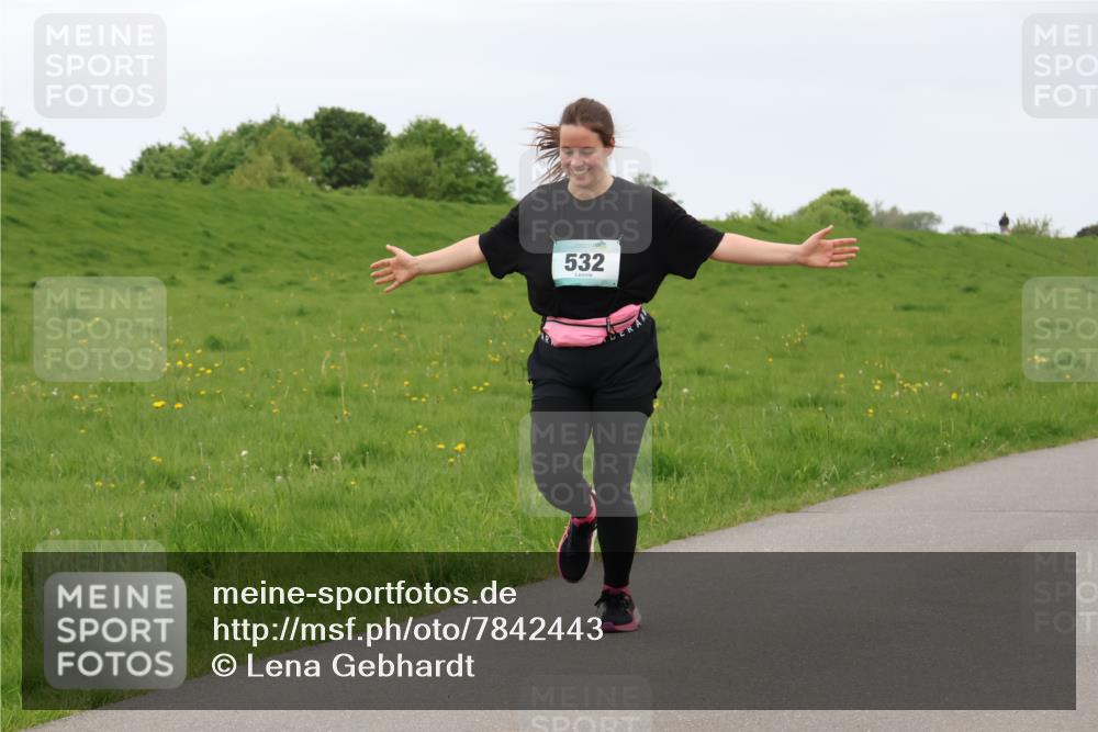 04.05.2025 - 8. Wedeler Halbmarathon Lena Gebhardt http://msf.ph/oto/7842443 04.05.2025 12:14:23 Laufen 532 meine-sportfotos.de