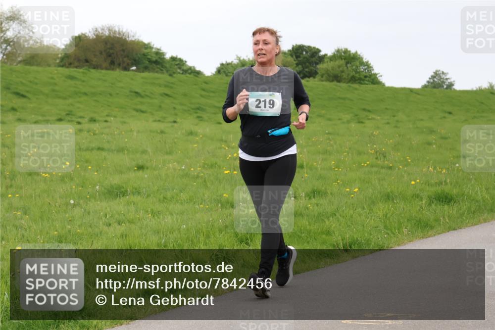 04.05.2025 - 8. Wedeler Halbmarathon Lena Gebhardt http://msf.ph/oto/7842456 04.05.2025 12:15:42 Laufen 219 meine-sportfotos.de