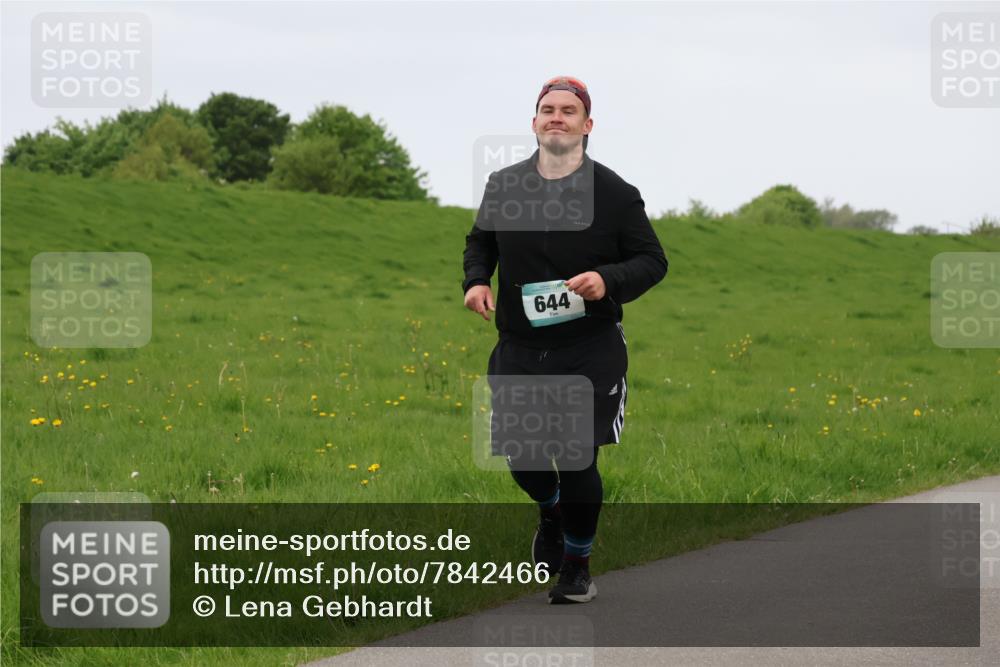 04.05.2025 - 8. Wedeler Halbmarathon Lena Gebhardt http://msf.ph/oto/7842466 04.05.2025 12:17:19 Laufen 644 meine-sportfotos.de