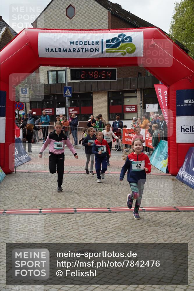 04.05.2025 - 8. Wedeler Halbmarathon Felixshl http://msf.ph/oto/7842476 04.05.2025 12:48:52 Ziel 42, 43, 857, 905, 1061, 1069, 1107 meine-sportfotos.de