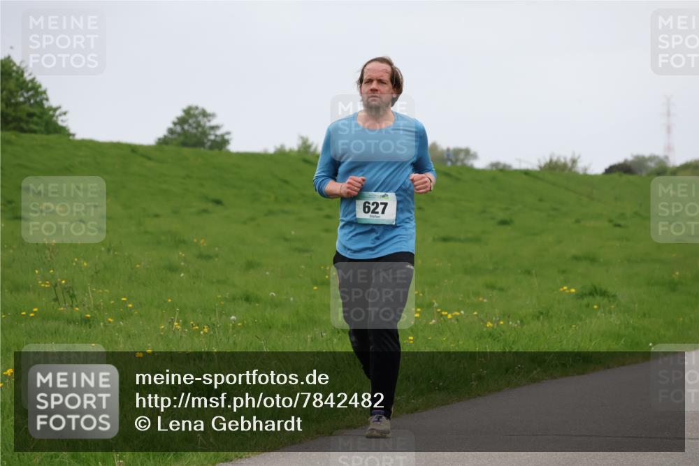 04.05.2025 - 8. Wedeler Halbmarathon Lena Gebhardt http://msf.ph/oto/7842482 04.05.2025 12:17:49 Laufen 627 meine-sportfotos.de