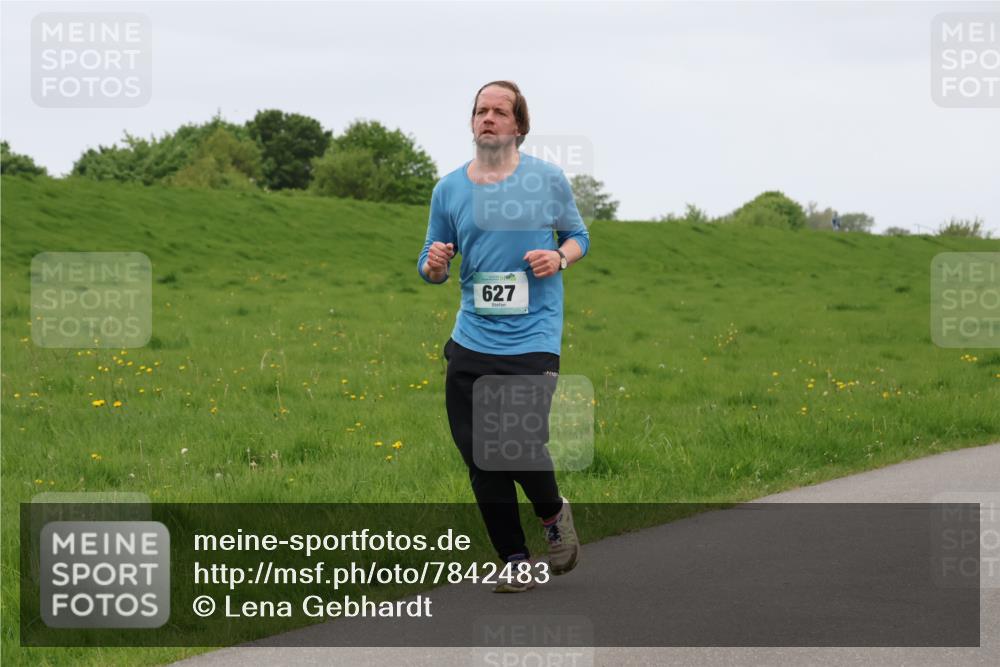 04.05.2025 - 8. Wedeler Halbmarathon Lena Gebhardt http://msf.ph/oto/7842483 04.05.2025 12:17:51 Laufen 627 meine-sportfotos.de