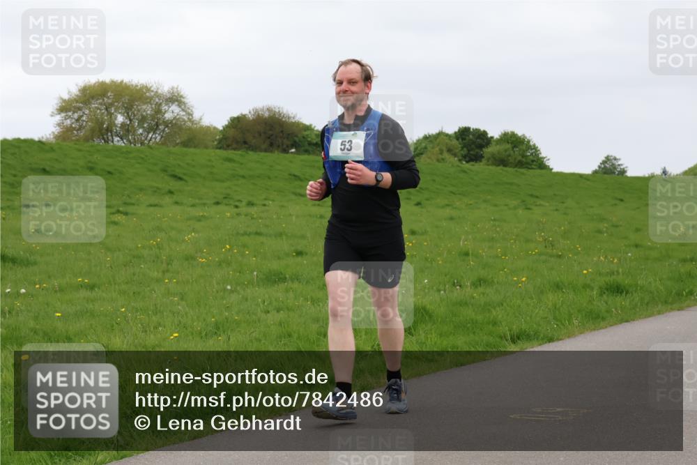 04.05.2025 - 8. Wedeler Halbmarathon Lena Gebhardt http://msf.ph/oto/7842486 04.05.2025 12:18:20 Laufen 53 meine-sportfotos.de