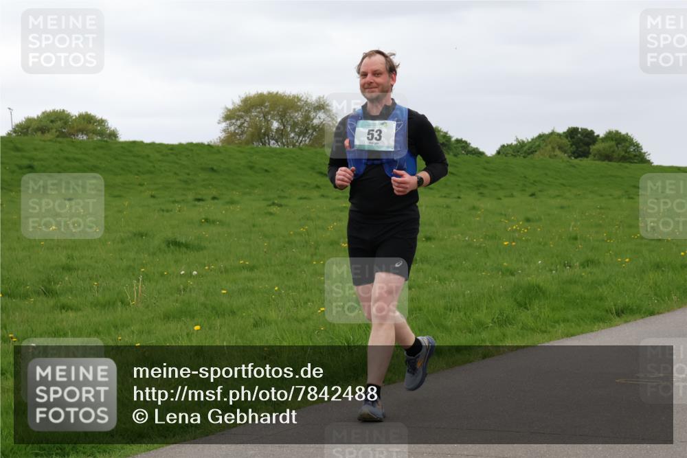 04.05.2025 - 8. Wedeler Halbmarathon Lena Gebhardt http://msf.ph/oto/7842488 04.05.2025 12:18:20 Laufen 53 meine-sportfotos.de