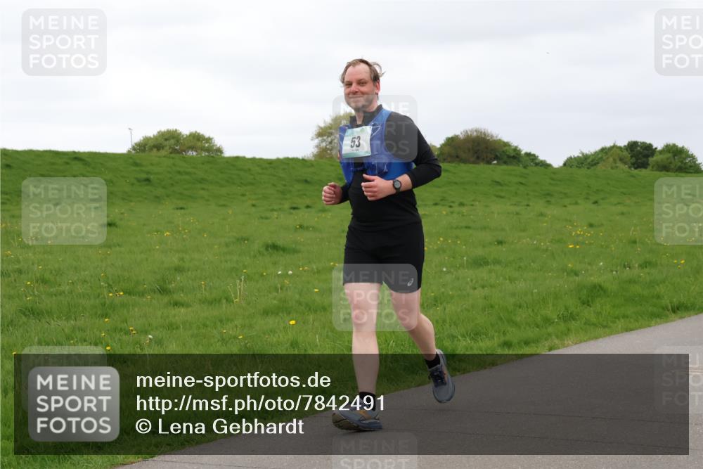 04.05.2025 - 8. Wedeler Halbmarathon Lena Gebhardt http://msf.ph/oto/7842491 04.05.2025 12:18:20 Laufen 53 meine-sportfotos.de
