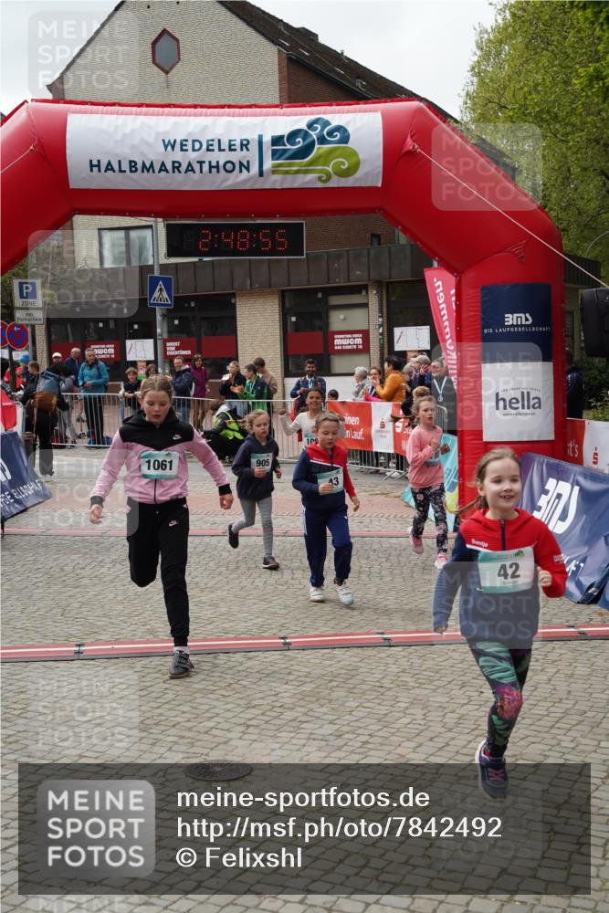 04.05.2025 - 8. Wedeler Halbmarathon Felixshl http://msf.ph/oto/7842492 04.05.2025 12:48:52 Ziel 42, 43, 857, 905, 1061, 1069, 1107 meine-sportfotos.de