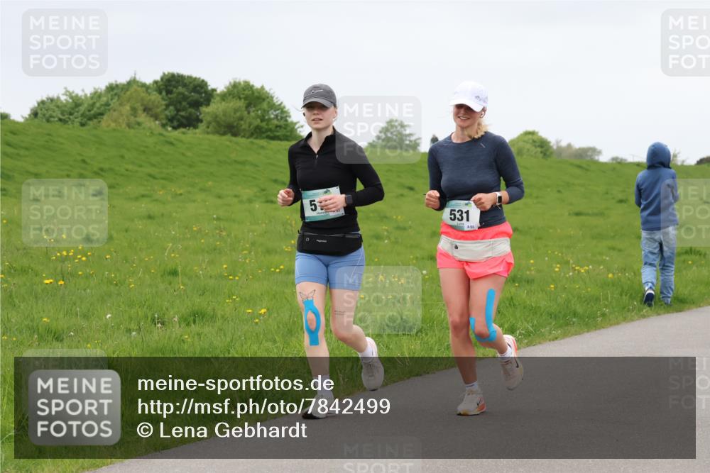 04.05.2025 - 8. Wedeler Halbmarathon Lena Gebhardt http://msf.ph/oto/7842499 04.05.2025 12:19:36 Laufen 5, 531, 63, 0 meine-sportfotos.de