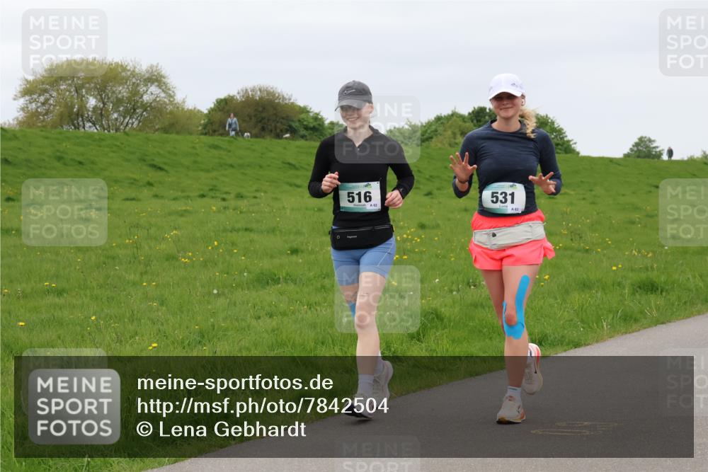 04.05.2025 - 8. Wedeler Halbmarathon Lena Gebhardt http://msf.ph/oto/7842504 04.05.2025 12:19:38 Laufen 516, 62, 531, 63 meine-sportfotos.de