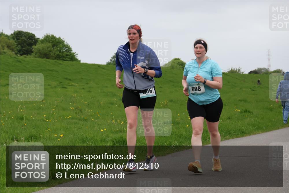 04.05.2025 - 8. Wedeler Halbmarathon Lena Gebhardt http://msf.ph/oto/7842510 04.05.2025 12:19:45 Laufen 56, 698 meine-sportfotos.de