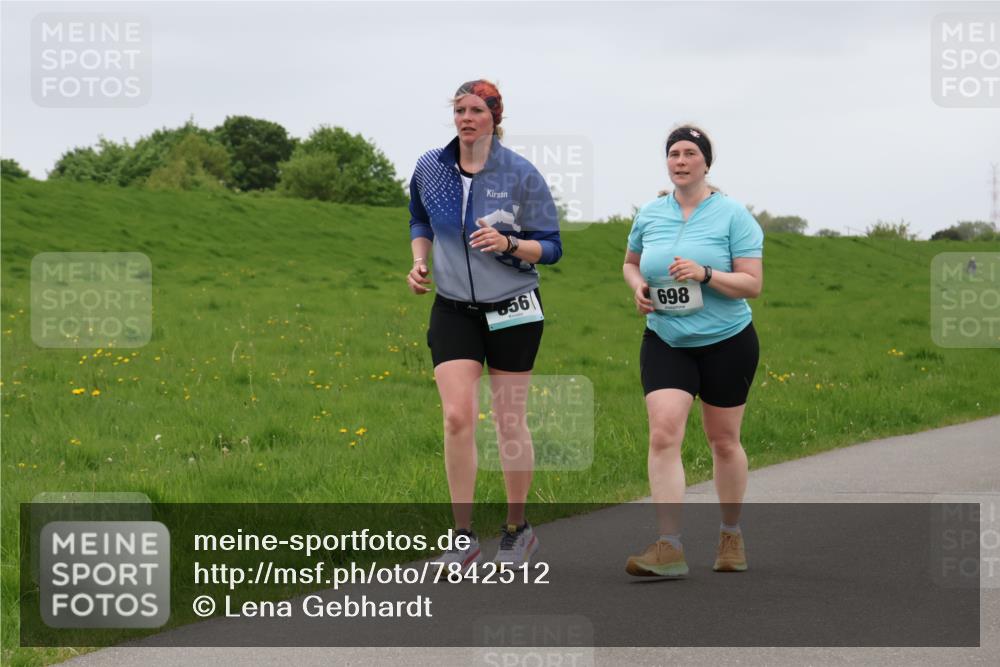04.05.2025 - 8. Wedeler Halbmarathon Lena Gebhardt http://msf.ph/oto/7842512 04.05.2025 12:19:46 Laufen 56, 698 meine-sportfotos.de
