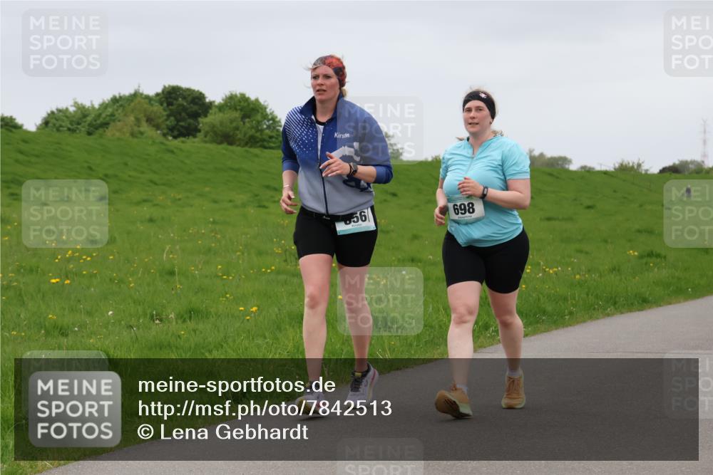 04.05.2025 - 8. Wedeler Halbmarathon Lena Gebhardt http://msf.ph/oto/7842513 04.05.2025 12:19:46 Laufen 56, 698 meine-sportfotos.de