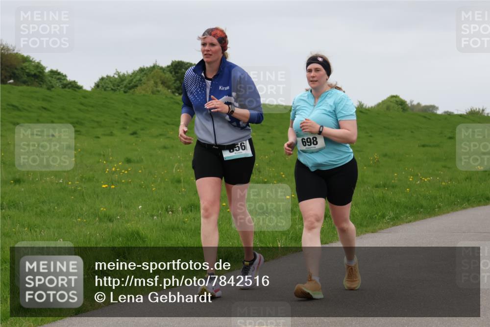 04.05.2025 - 8. Wedeler Halbmarathon Lena Gebhardt http://msf.ph/oto/7842516 04.05.2025 12:19:47 Laufen 56, 698 meine-sportfotos.de