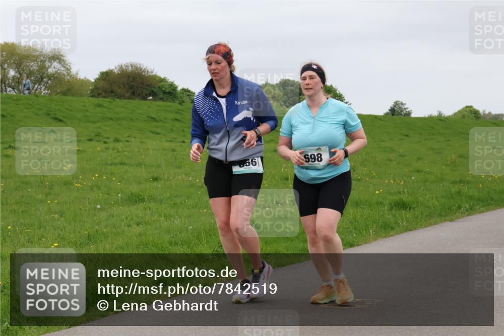 04.05.2025 - 8. Wedeler Halbmarathon Lena Gebhardt http://msf.ph/oto/7842519 04.05.2025 12:19:48 Laufen 56, 698 meine-sportfotos.de