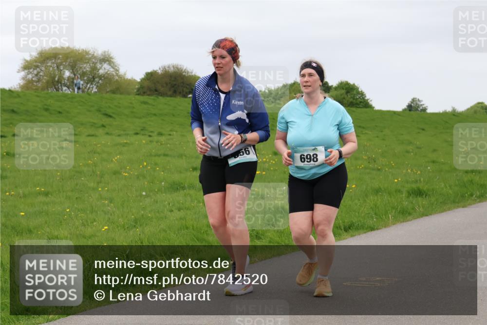 04.05.2025 - 8. Wedeler Halbmarathon Lena Gebhardt http://msf.ph/oto/7842520 04.05.2025 12:19:48 Laufen 56, 698 meine-sportfotos.de
