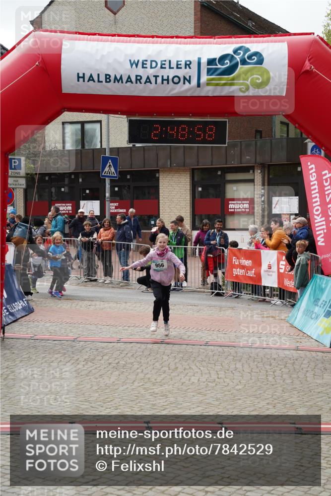 04.05.2025 - 8. Wedeler Halbmarathon Felixshl http://msf.ph/oto/7842529 04.05.2025 12:48:56 Ziel 42, 43, 544, 905, 956, 1061, 1069, 1107 meine-sportfotos.de