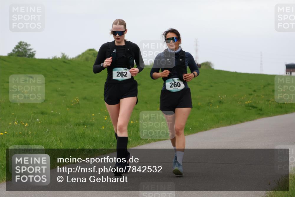 04.05.2025 - 8. Wedeler Halbmarathon Lena Gebhardt http://msf.ph/oto/7842532 04.05.2025 12:20:14 Laufen 262, 260 meine-sportfotos.de