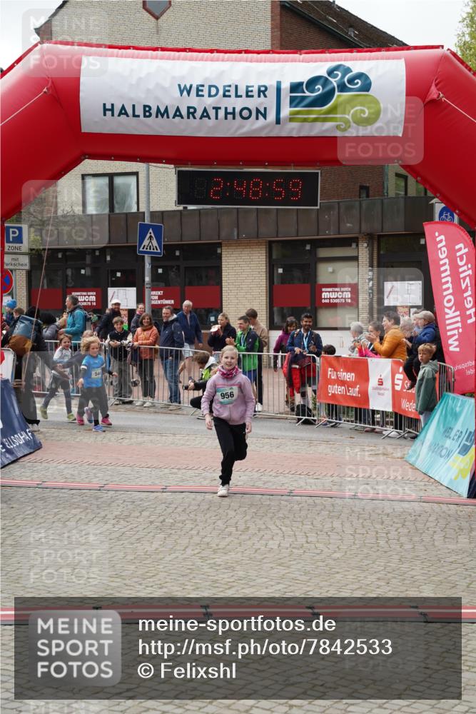 04.05.2025 - 8. Wedeler Halbmarathon Felixshl http://msf.ph/oto/7842533 04.05.2025 12:48:56 Ziel 42, 43, 544, 905, 956, 1061, 1069, 1107 meine-sportfotos.de
