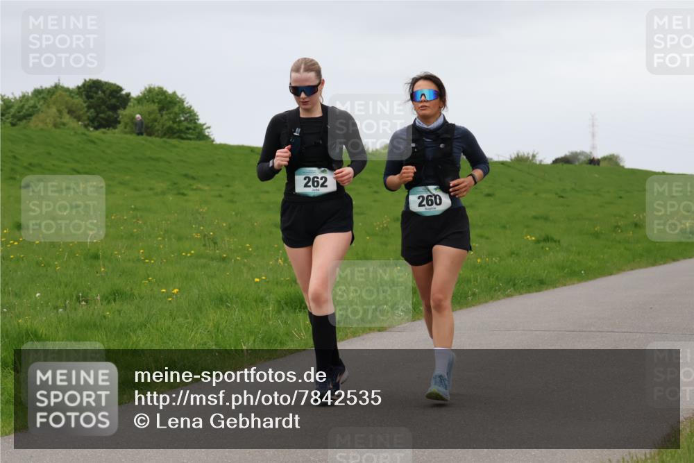 04.05.2025 - 8. Wedeler Halbmarathon Lena Gebhardt http://msf.ph/oto/7842535 04.05.2025 12:20:15 Laufen 262, 260 meine-sportfotos.de