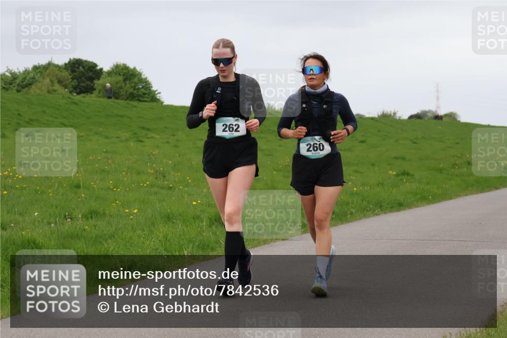 04.05.2025 - 8. Wedeler Halbmarathon Lena Gebhardt http://msf.ph/oto/7842536 04.05.2025 12:20:15 Laufen 262, 260 meine-sportfotos.de