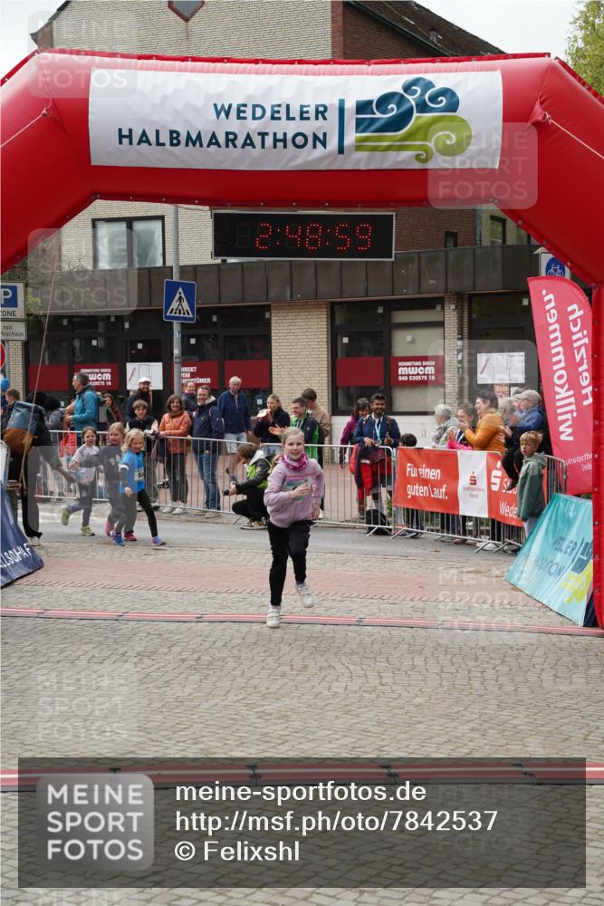 04.05.2025 - 8. Wedeler Halbmarathon Felixshl http://msf.ph/oto/7842537 04.05.2025 12:48:57 Ziel 15, 43, 544, 905, 907, 956, 1061, 1069, 1107 meine-sportfotos.de