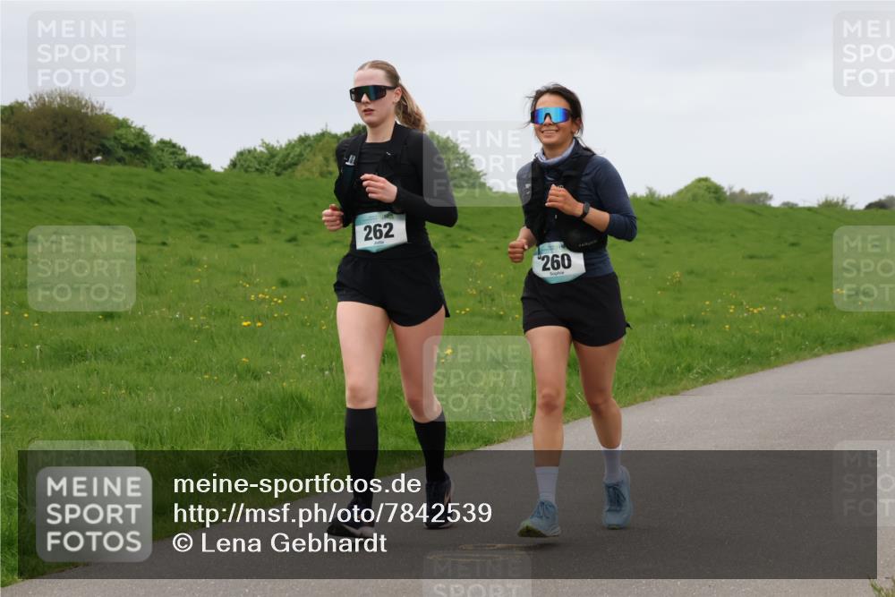 04.05.2025 - 8. Wedeler Halbmarathon Lena Gebhardt http://msf.ph/oto/7842539 04.05.2025 12:20:16 Laufen 262, 260 meine-sportfotos.de