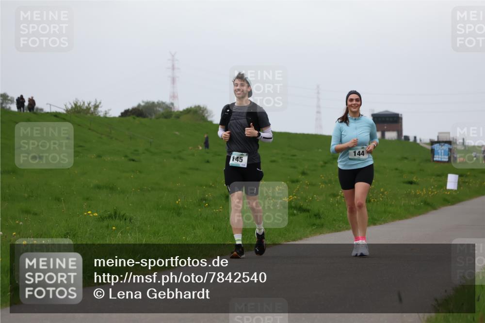 04.05.2025 - 8. Wedeler Halbmarathon Lena Gebhardt http://msf.ph/oto/7842540 04.05.2025 12:21:43 Laufen 144, 145 meine-sportfotos.de