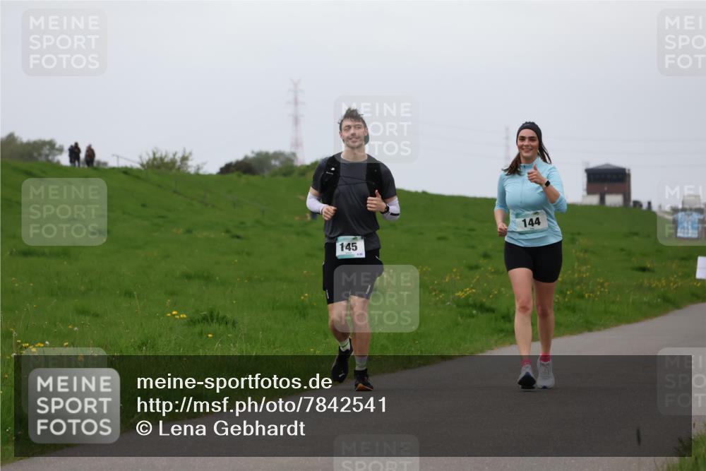 04.05.2025 - 8. Wedeler Halbmarathon Lena Gebhardt http://msf.ph/oto/7842541 04.05.2025 12:21:44 Laufen 144, 145 meine-sportfotos.de