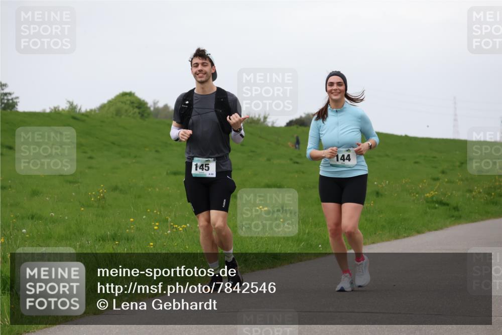 04.05.2025 - 8. Wedeler Halbmarathon Lena Gebhardt http://msf.ph/oto/7842546 04.05.2025 12:21:48 Laufen 145, 89, 144 meine-sportfotos.de