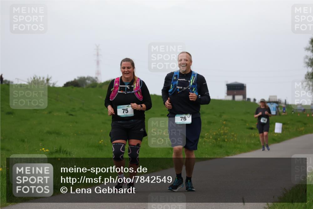 04.05.2025 - 8. Wedeler Halbmarathon Lena Gebhardt http://msf.ph/oto/7842549 04.05.2025 12:22:17 Laufen 75, 76 meine-sportfotos.de