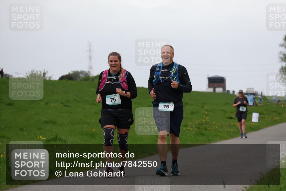 04.05.2025 - 8. Wedeler Halbmarathon Lena Gebhardt http://msf.ph/oto/7842550 04.05.2025 12:22:17 Laufen 75, 76 meine-sportfotos.de