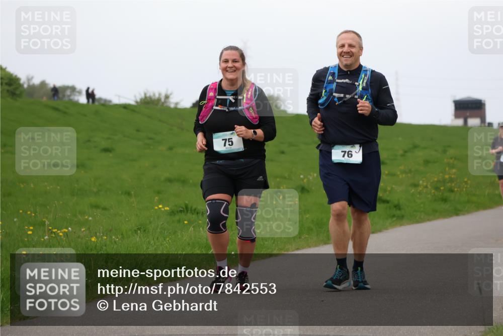 04.05.2025 - 8. Wedeler Halbmarathon Lena Gebhardt http://msf.ph/oto/7842553 04.05.2025 12:22:18 Laufen 75, 76 meine-sportfotos.de