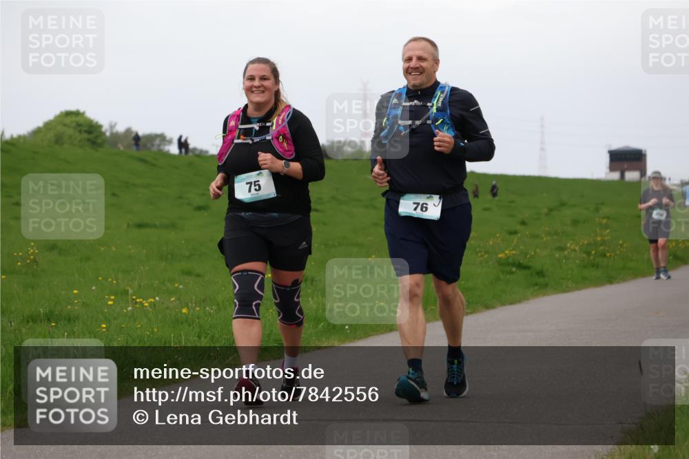 04.05.2025 - 8. Wedeler Halbmarathon Lena Gebhardt http://msf.ph/oto/7842556 04.05.2025 12:22:20 Laufen 75, 76 meine-sportfotos.de